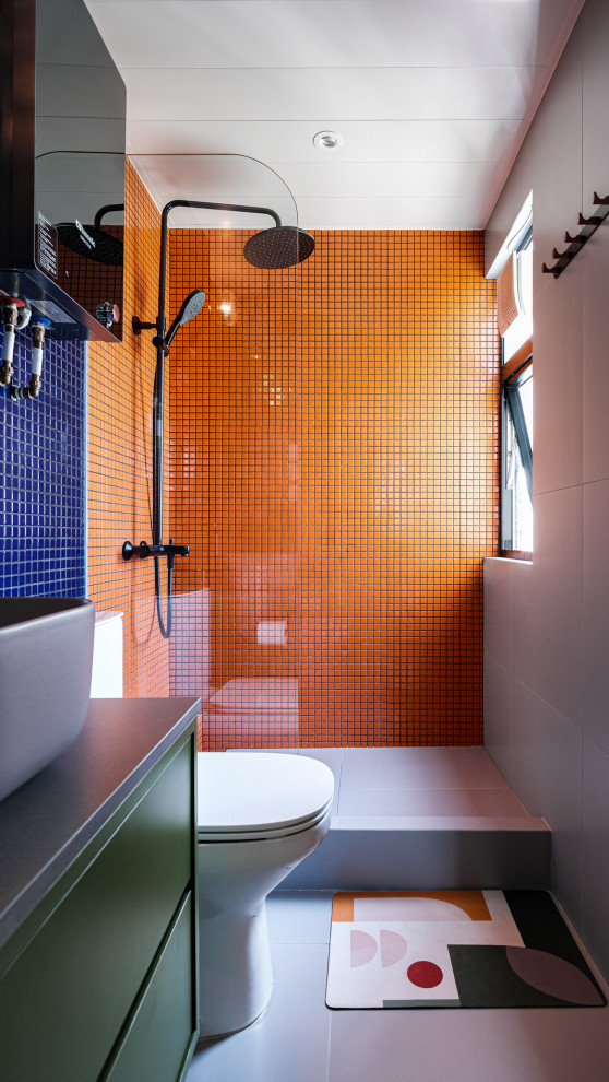 Источник вдохновения для домашнего уюта: маленькая ванная комната в современном стиле с плоскими фасадами, зелеными фасадами, открытым душем, биде, оранжевой плиткой, плиткой мозаикой, оранжевыми стенами, полом из керамической плитки, душевой кабиной, консольной раковиной, столешницей из известняка, серым полом, открытым душем, серой столешницей, тумбой под одну раковину и встроенной тумбой для на участке и в саду