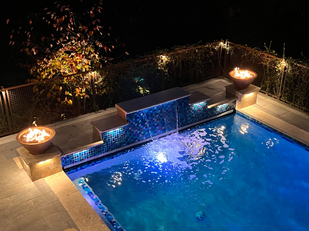 Ispirazione per una grande piscina monocorsia contemporanea rettangolare dietro casa con paesaggistica bordo piscina e piastrelle