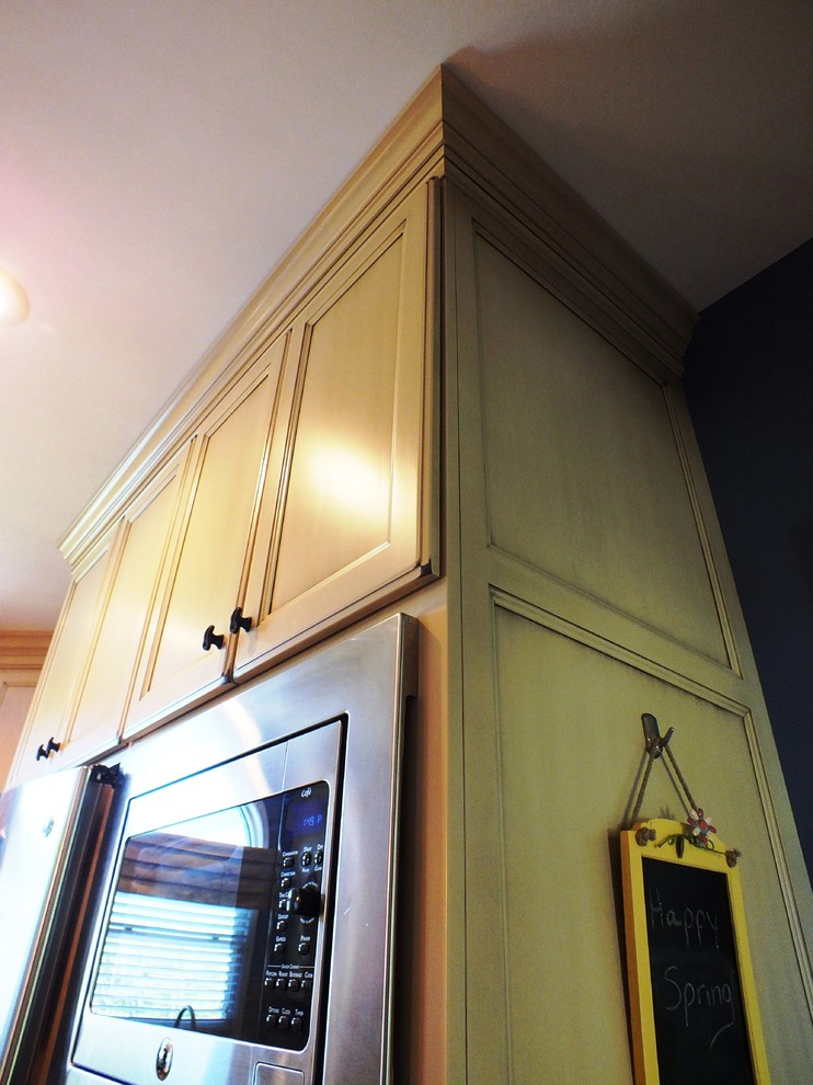 Kitchen - transitional kitchen idea in Cincinnati