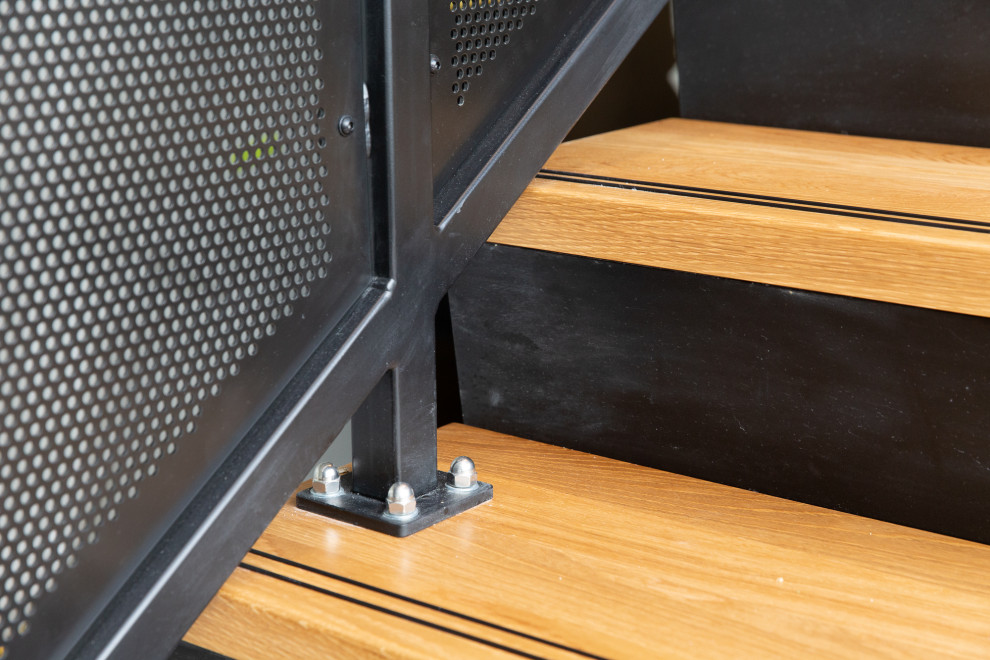 Cette photo montre un escalier tendance en U de taille moyenne avec des marches en bois, des contremarches en métal et un garde-corps en métal.