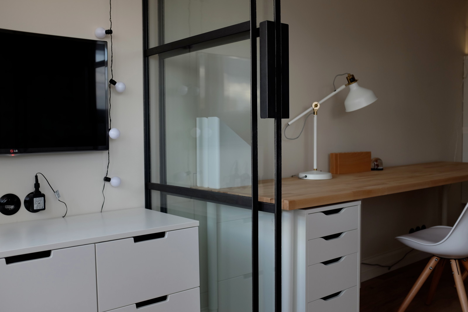 Перегородки из чёрного металла и стекла