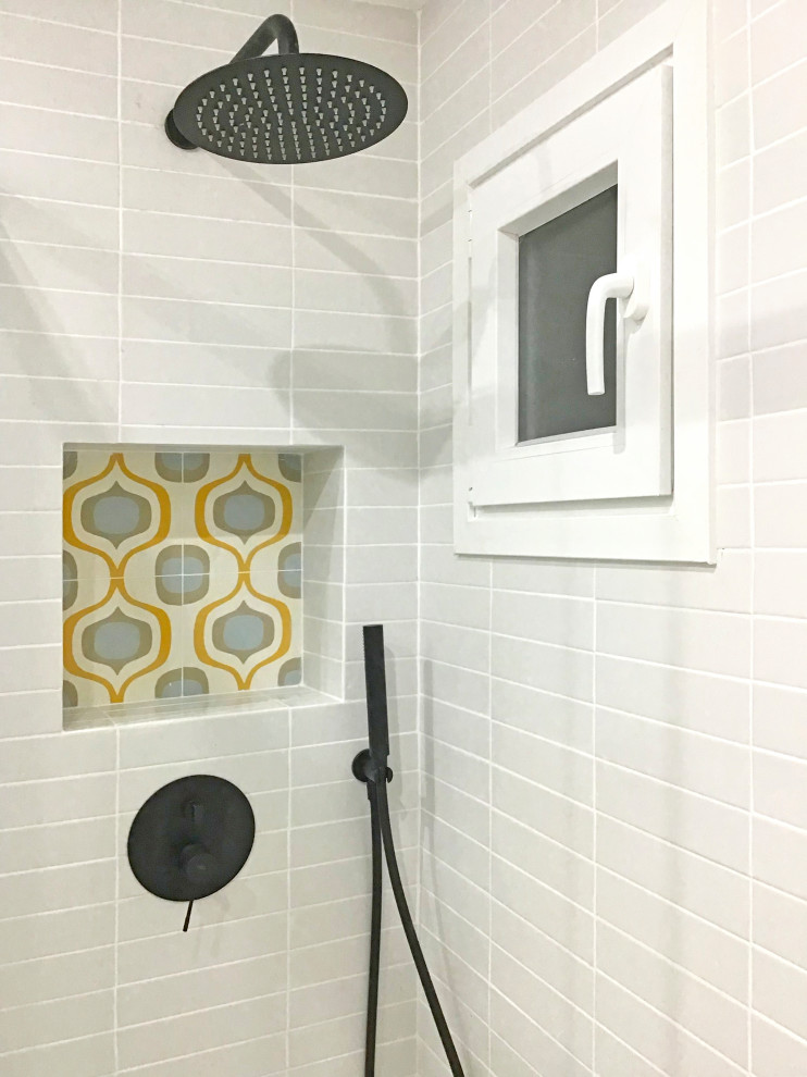 Inredning av ett modernt litet brun brunt toalett, med möbel-liknande, en vägghängd toalettstol, grå kakel, vita väggar, mosaikgolv, ett fristående handfat, träbänkskiva och flerfärgat golv
