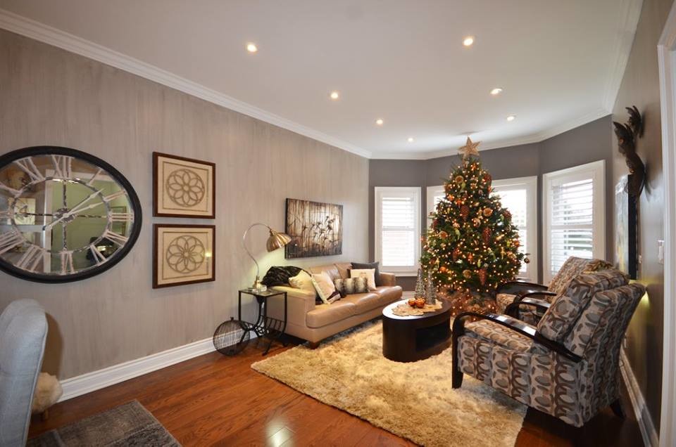 Example of a transitional home design design in Toronto