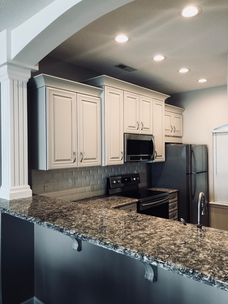 Example of a mid-sized transitional kitchen design