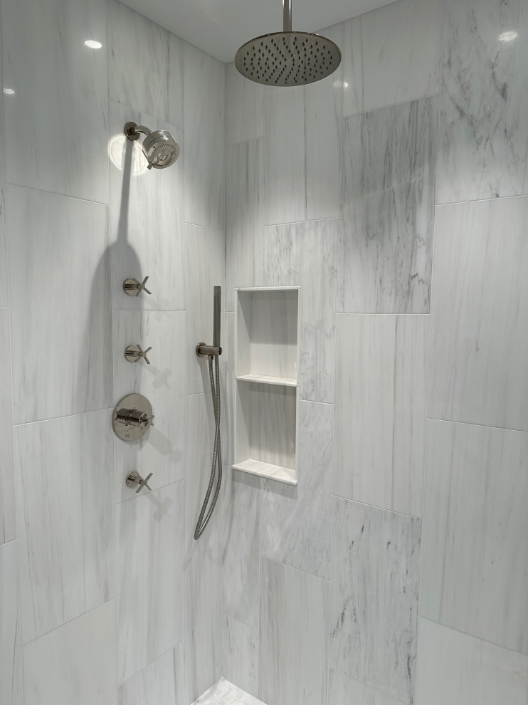 Mittelgroßes Modernes Badezimmer mit offener Dusche, weißen Fliesen, Marmorfliesen, Marmorboden, weißem Boden, Falttür-Duschabtrennung, Wandnische und Ziegelwänden in New York