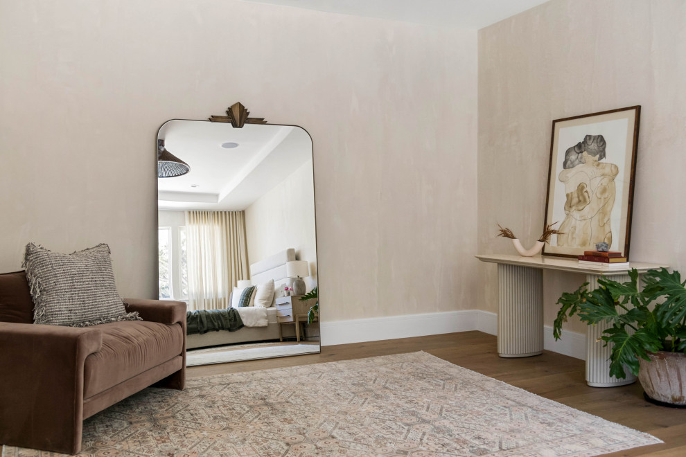 Foto di una grande camera da letto eclettica con pareti beige