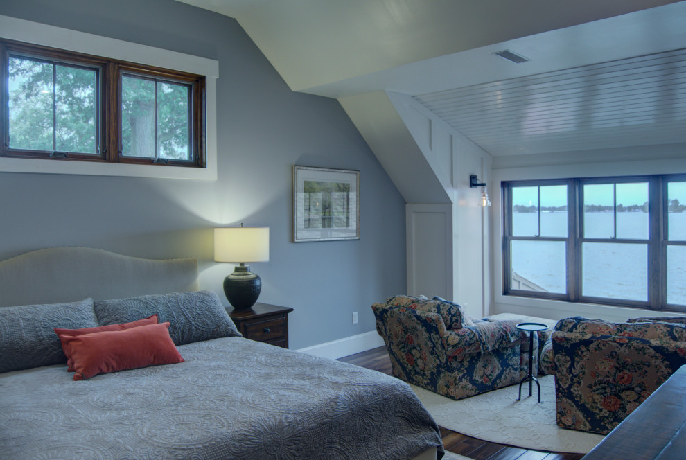 Idee per una piccola camera matrimoniale american style con pareti grigie, pavimento in legno massello medio, pavimento marrone e soffitto in perlinato