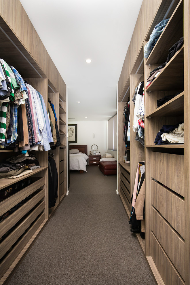 Photo of a mid-sized contemporary storage and wardrobe in Sydney with carpet and grey floor.