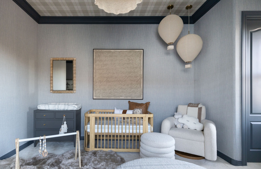 Ejemplo de habitación de bebé niño marinera grande con paredes azules, moqueta, suelo beige, papel pintado y papel pintado