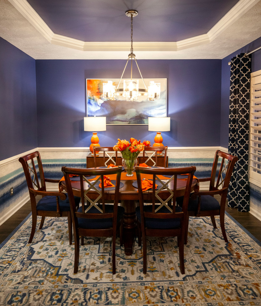Cette photo montre une salle à manger chic de taille moyenne avec un mur bleu, un sol en vinyl, un sol marron, un plafond à caissons et du papier peint.