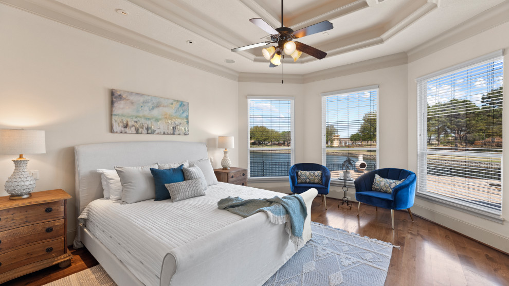ヒューストンにある巨大な地中海スタイルのおしゃれな主寝室 (濃色無垢フローリング、折り上げ天井) のインテリア
