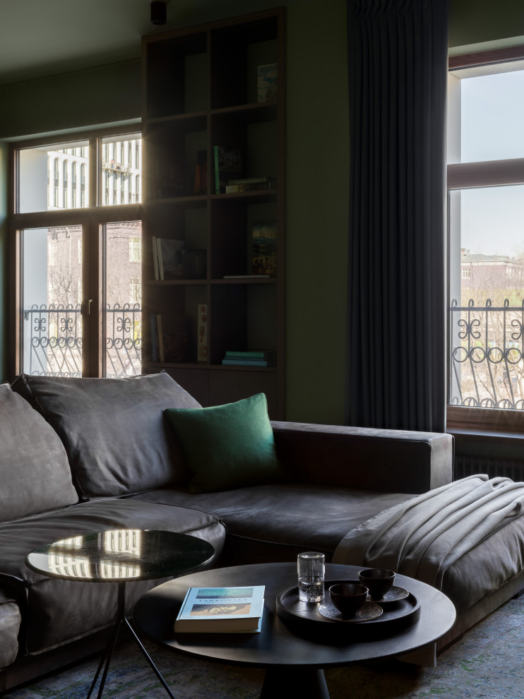 Idee per un grande soggiorno design aperto con pareti verdi, parquet scuro, TV a parete e pavimento marrone