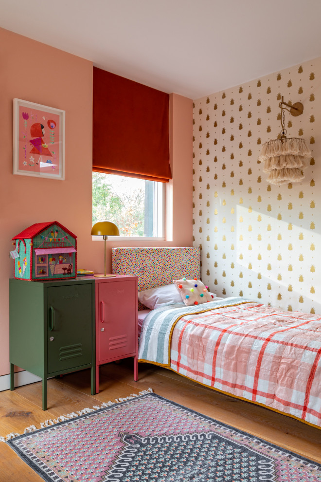 Mittelgroßes Modernes Gästezimmer mit rosa Wandfarbe, hellem Holzboden und Tapetenwänden in London