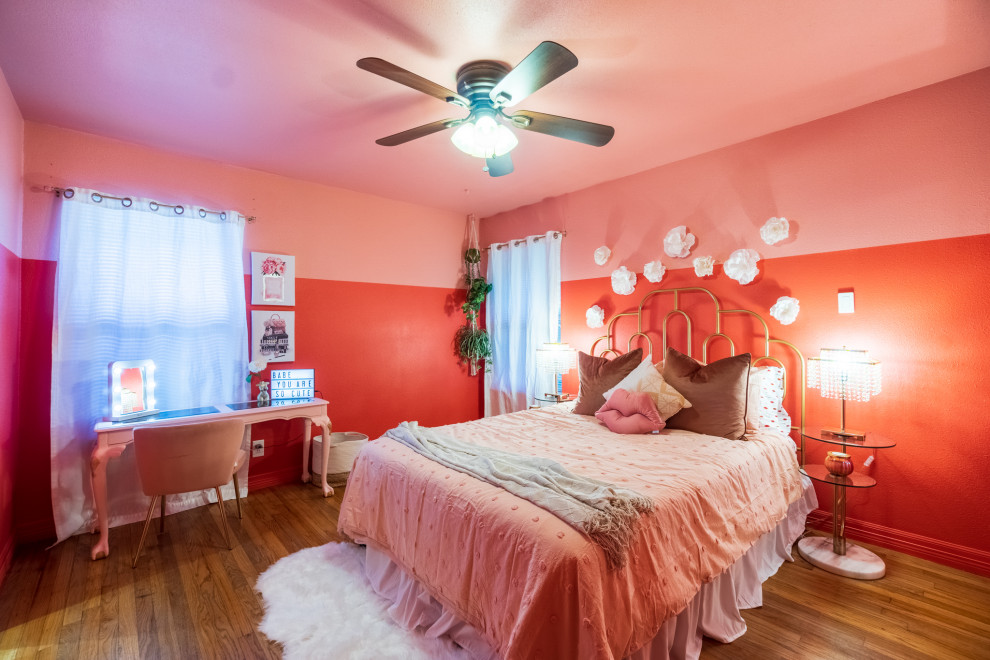 Diseño de habitación de invitados bohemia de tamaño medio con suelo de madera en tonos medios, suelo marrón y paredes rosas