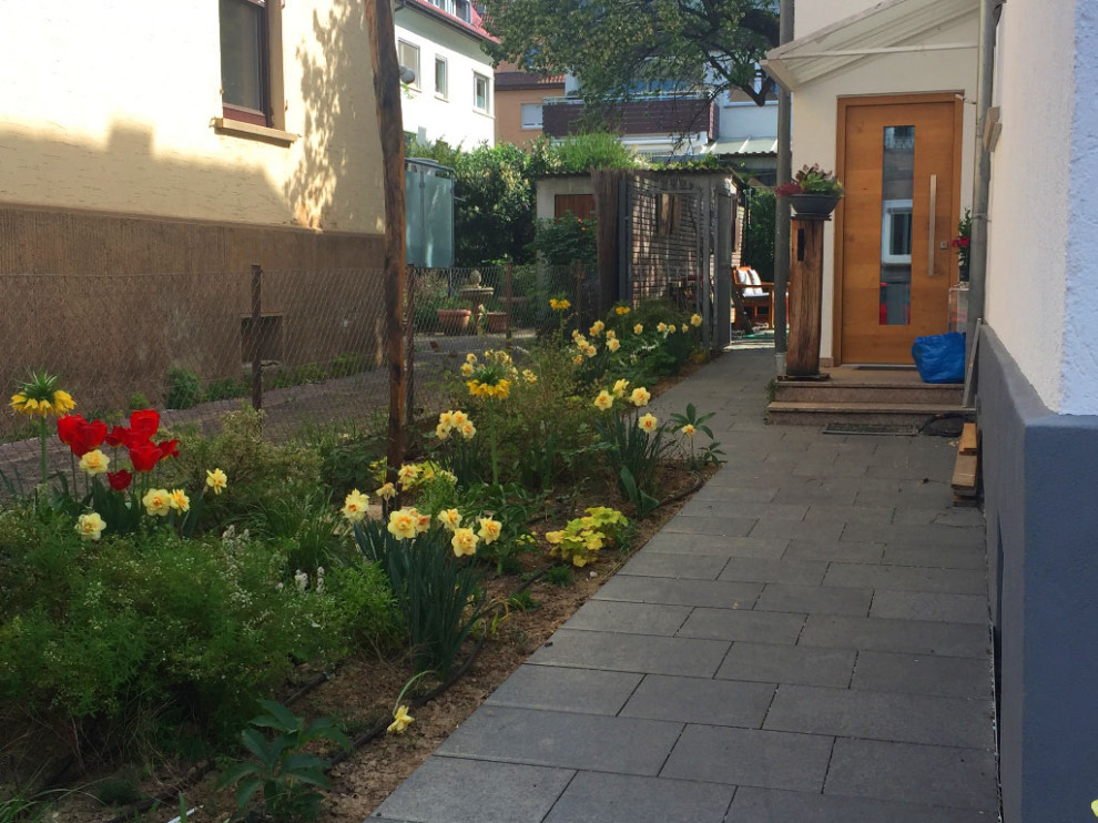 Geometrischer, Halbschattiger Country Gartenweg im Frühling mit Natursteinplatten in Stuttgart