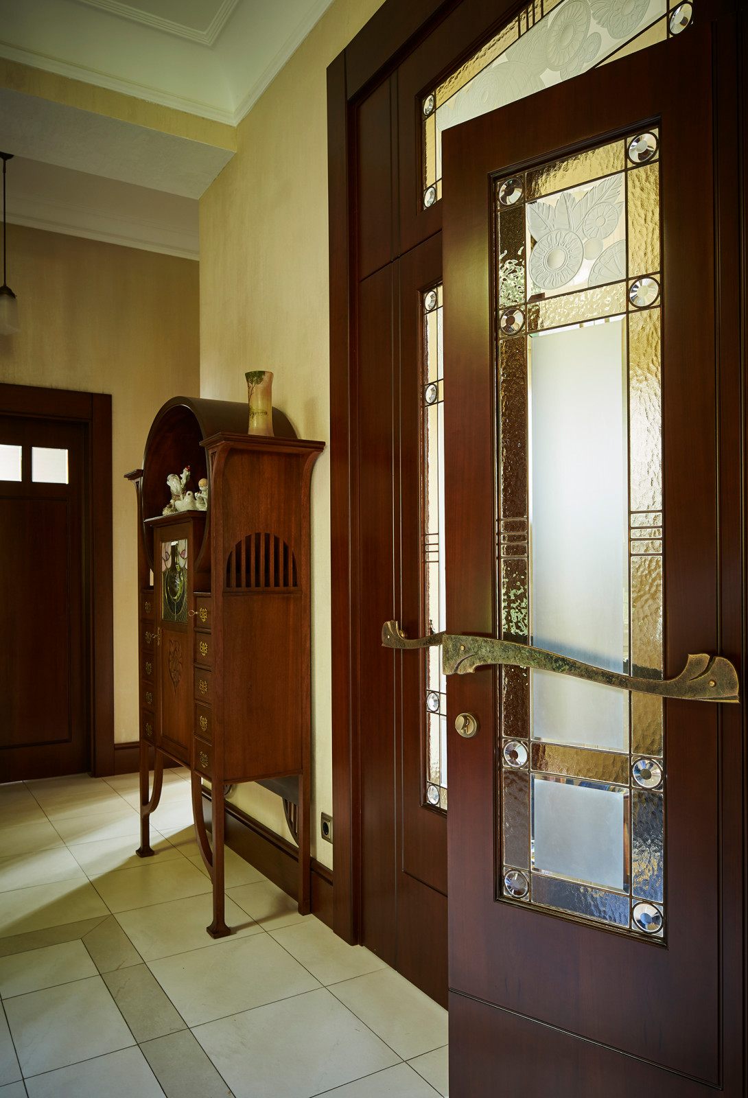 Двери с витражным заполнением