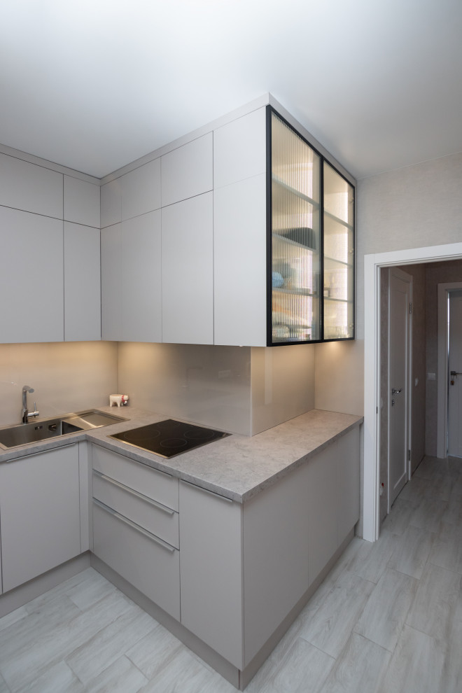 Современная угловая кухня в нежно-сером цвете