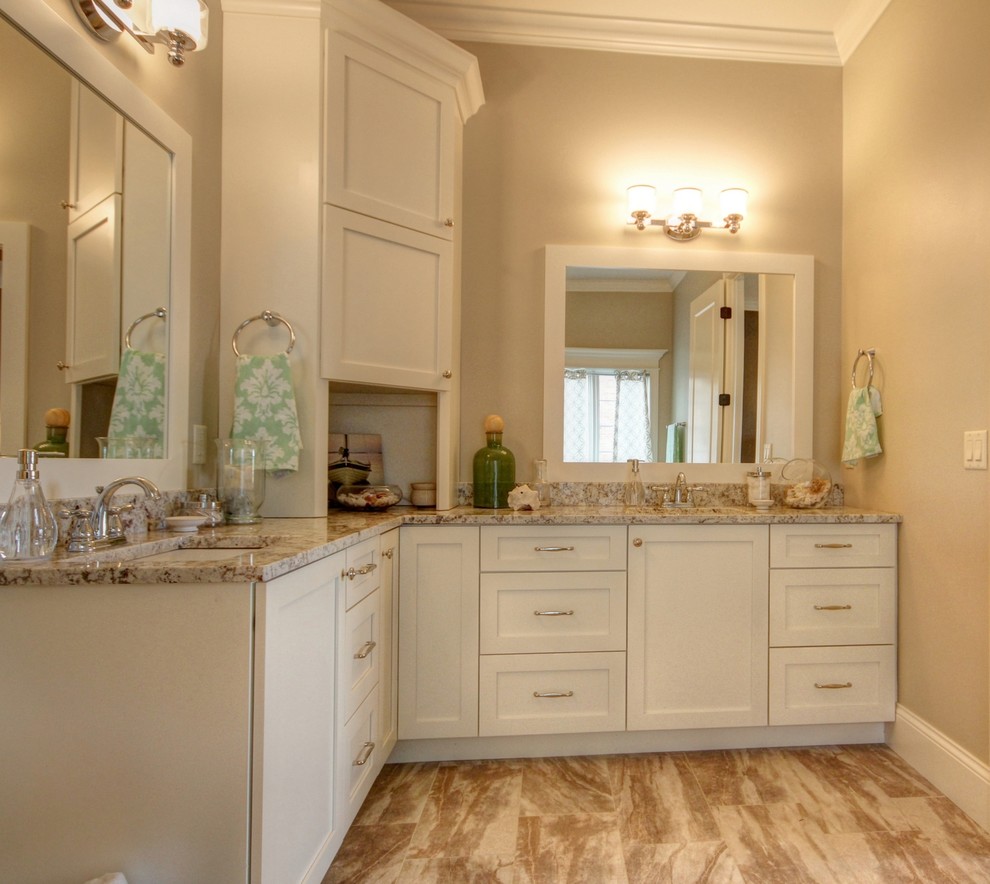 Example of a transitional home design design in Chicago