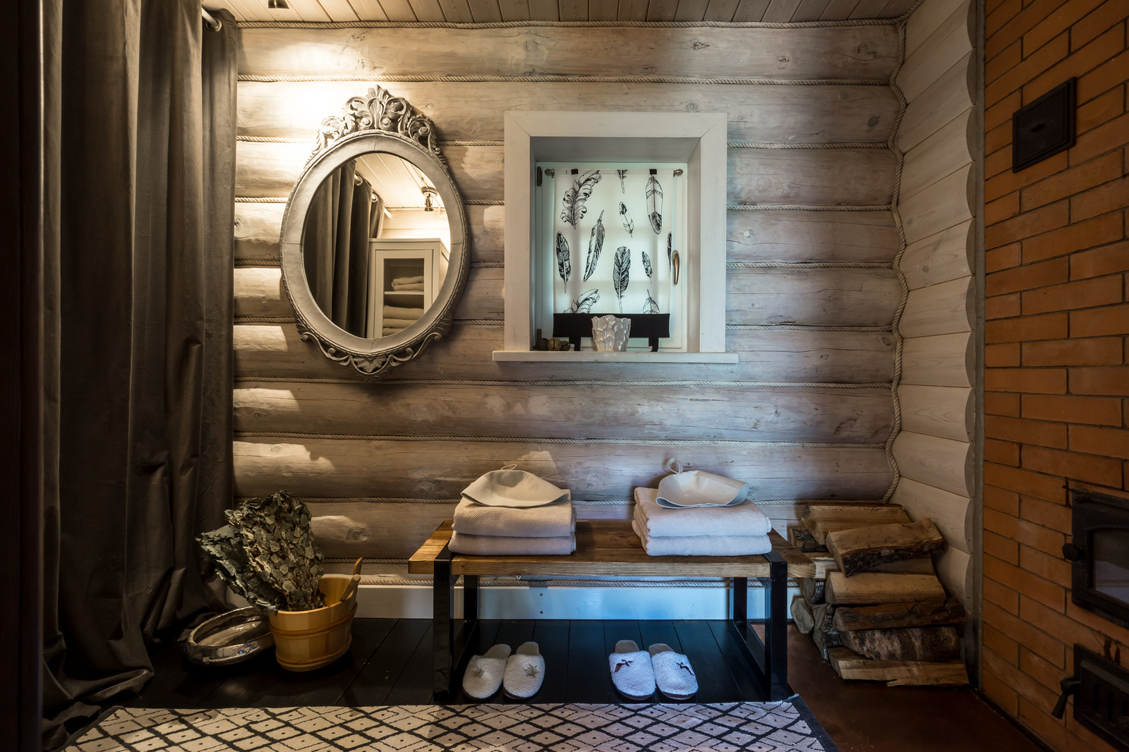 Черно-белая баня с яркими акцентами