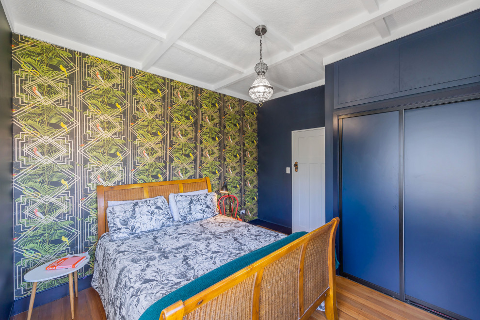 Стильный дизайн: хозяйская спальня среднего размера в стиле фьюжн с разноцветными стенами, паркетным полом среднего тона и обоями на стенах - последний тренд