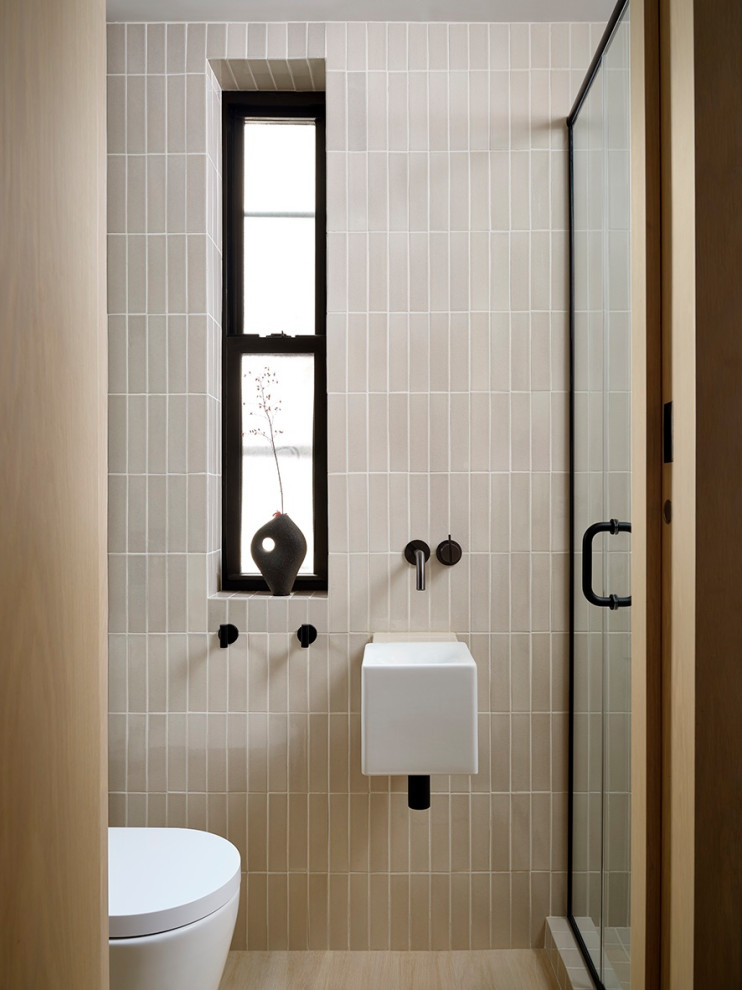 Foto di un piccolo bagno di servizio moderno con piastrelle beige, piastrelle in ceramica, pareti beige, pavimento con piastrelle in ceramica e pavimento beige