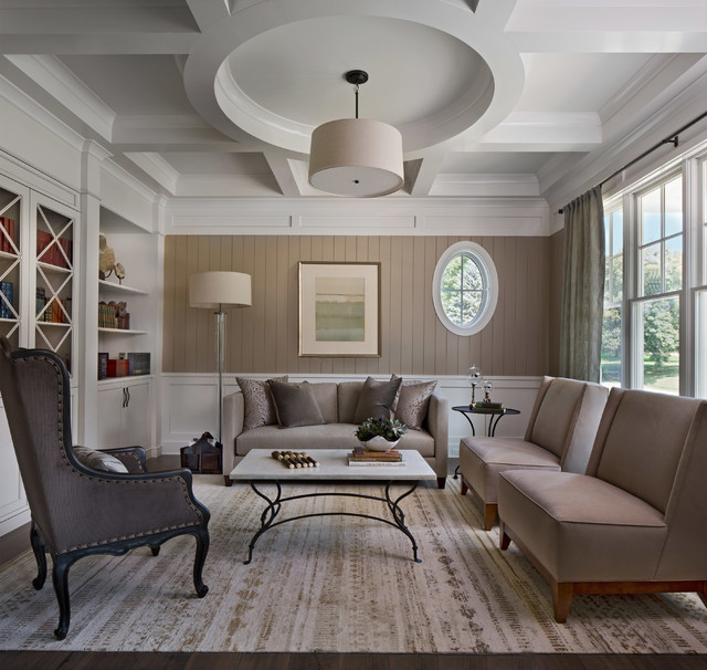 Transitional Shingle Style nyklassisk-dagligstue