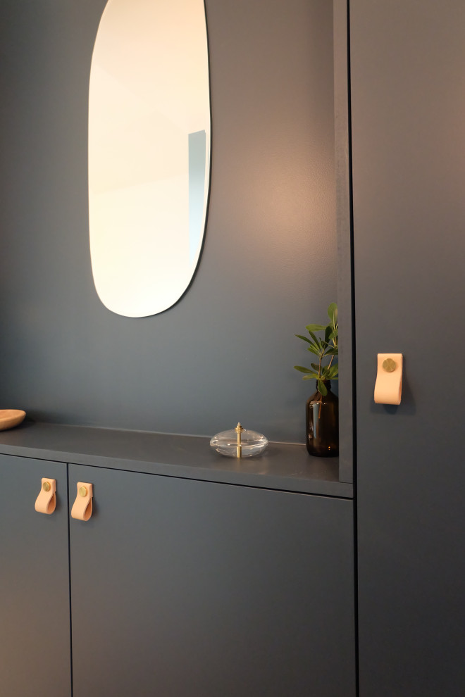 Idées déco pour un placard dressing contemporain avec des portes de placard bleues.