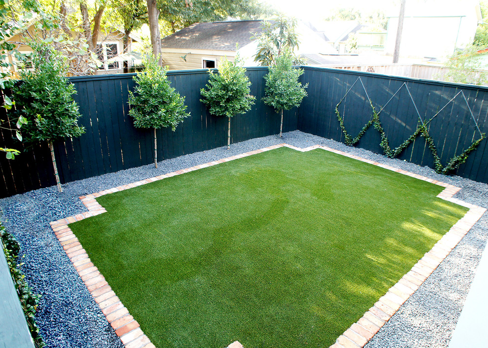 This is an example of a contemporary garden in Houston.