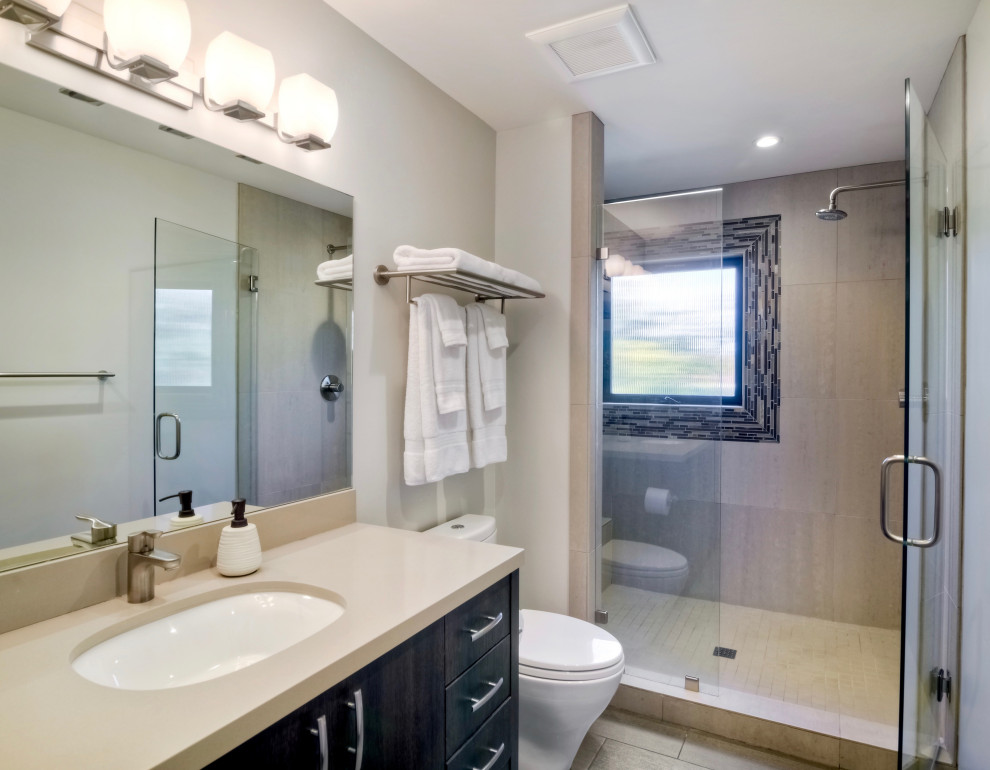 Großes Maritimes Badezimmer mit flächenbündigen Schrankfronten, braunen Schränken, Porzellan-Bodenfliesen, grauem Boden und gewölbter Decke in San Diego