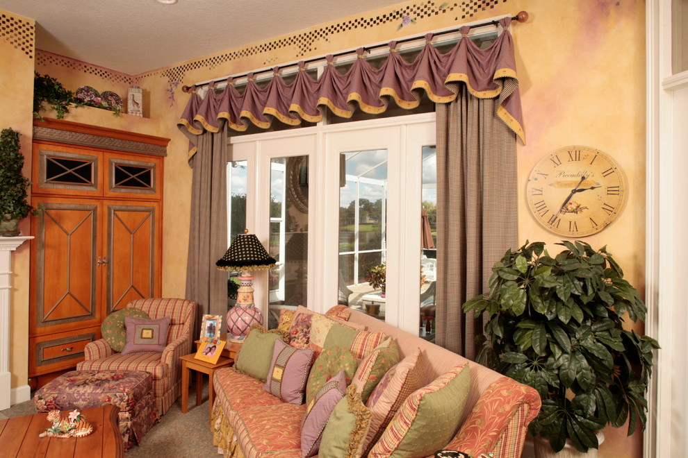 Inspiration for a traditional family room in Tampa.