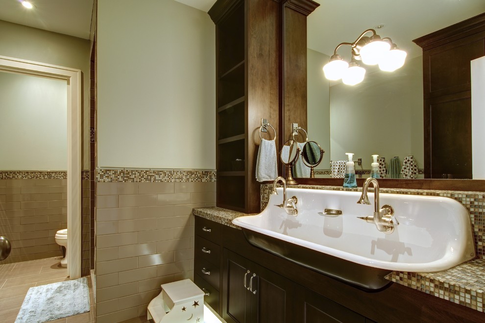 Design ideas for an arts and crafts bathroom in Calgary.