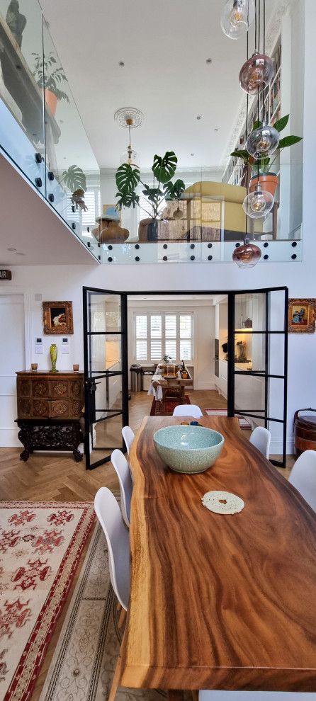 Источник вдохновения для домашнего уюта: кухня-столовая среднего размера в викторианском стиле с белыми стенами, темным паркетным полом и сводчатым потолком