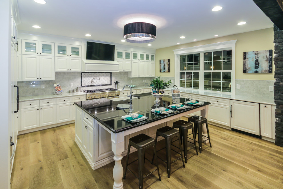 Kitchen - transitional kitchen idea in Phoenix