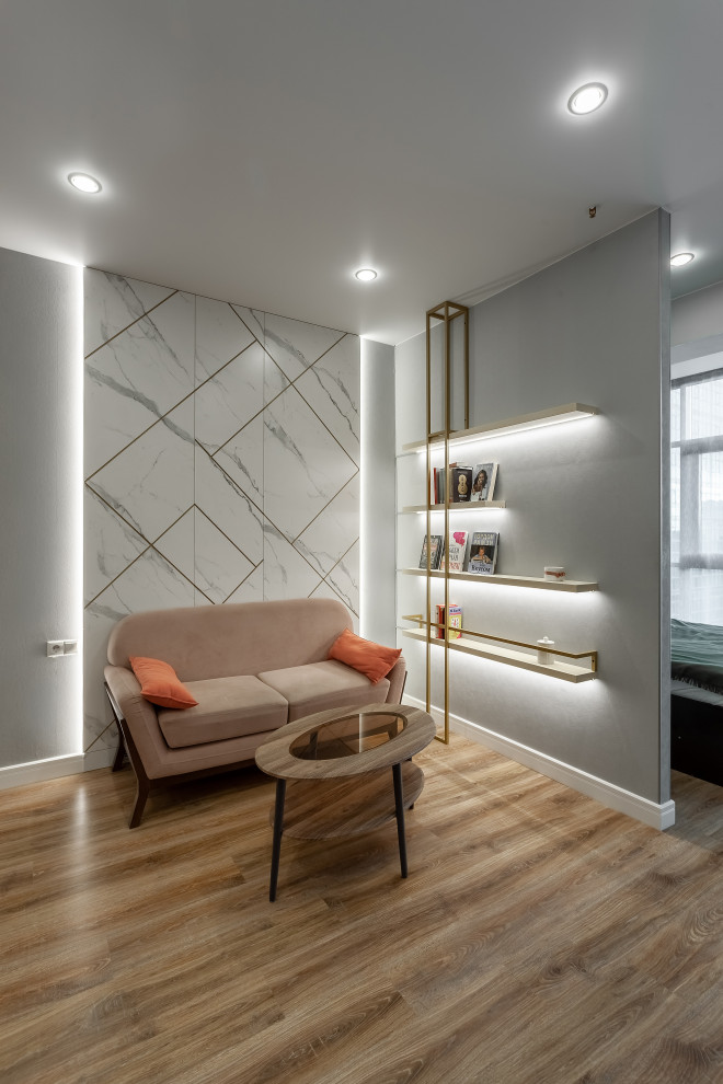 Стеновые панели за диваном и изящные полки, изготовленные по специальному проект