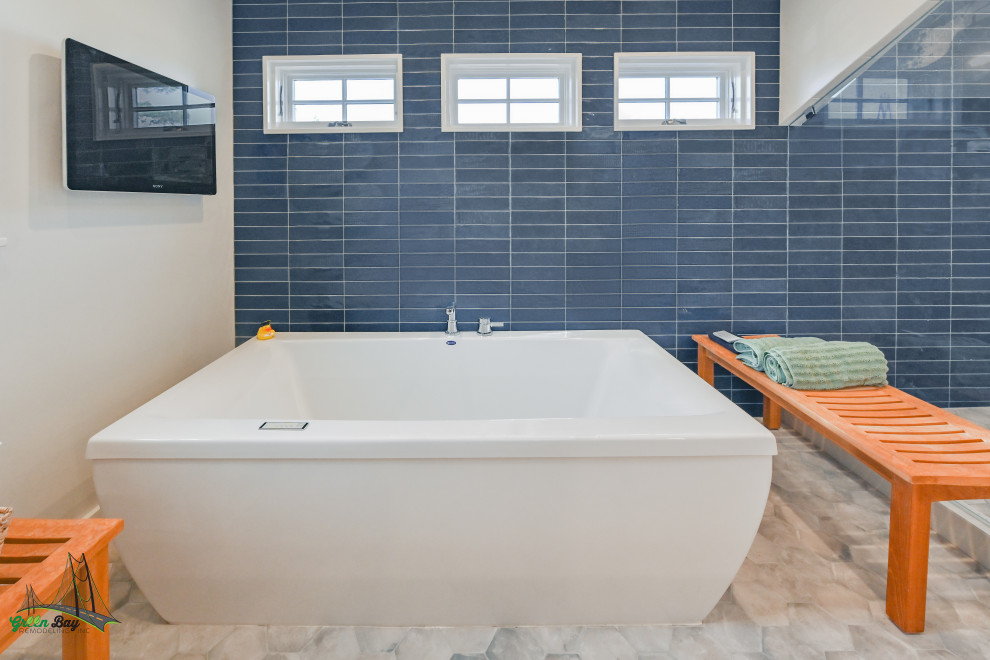 Immagine di una grande stanza da bagno padronale moderna con vasca freestanding, piastrelle blu, pavimento con piastrelle in ceramica, pavimento grigio, ante lisce, ante in legno scuro, mobile bagno sospeso e piastrelle in ceramica