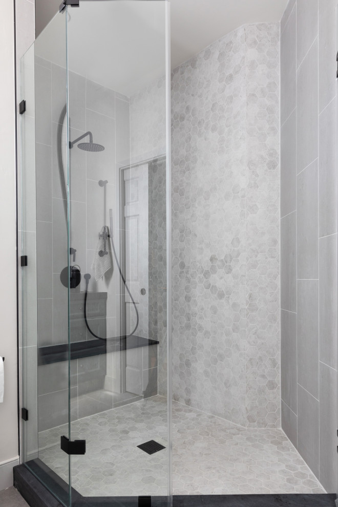 Inredning av ett litet badrum med dusch, med en dubbeldusch, grå kakel, keramikplattor, dusch med gångjärnsdörr och klinkergolv i keramik