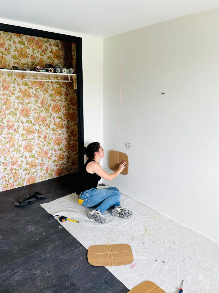 Esempio di una piccola camera degli ospiti minimalista con pareti bianche, parquet chiaro e pavimento bianco