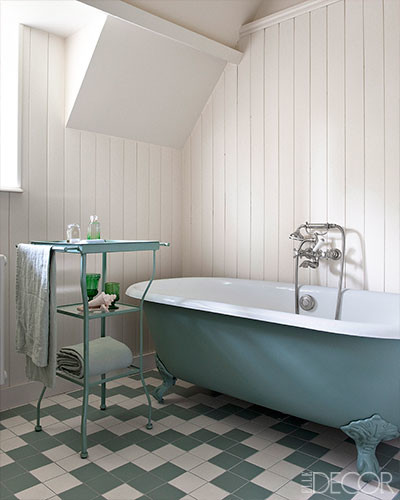 Imagen de cuarto de baño principal de estilo de casa de campo grande con paredes blancas, suelo de baldosas de porcelana, bañera con patas, combinación de ducha y bañera y suelo verde