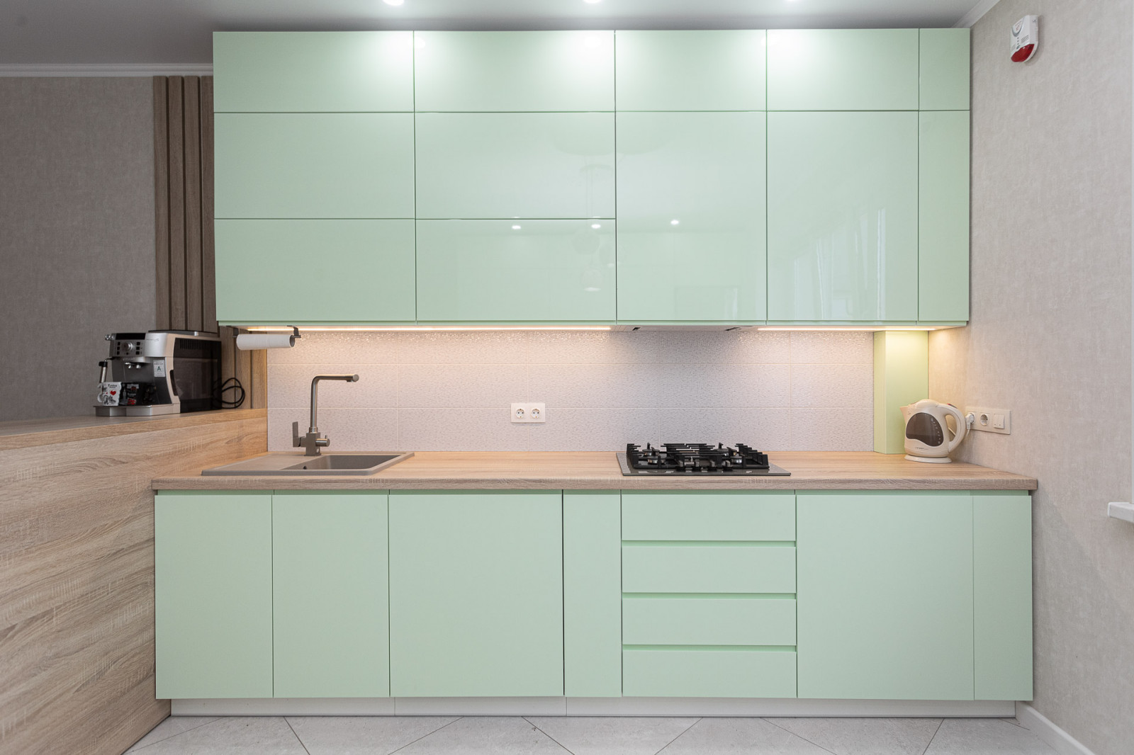 Мятная кухня со стеклянной витриной и подсветкой