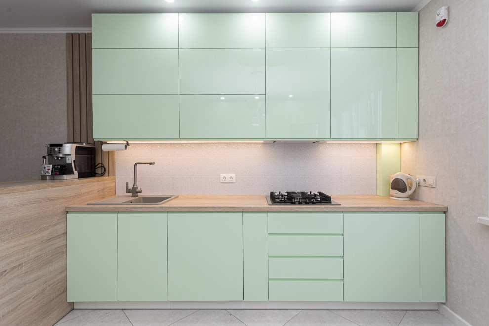 Мятная кухня со стеклянной витриной и подсветкой