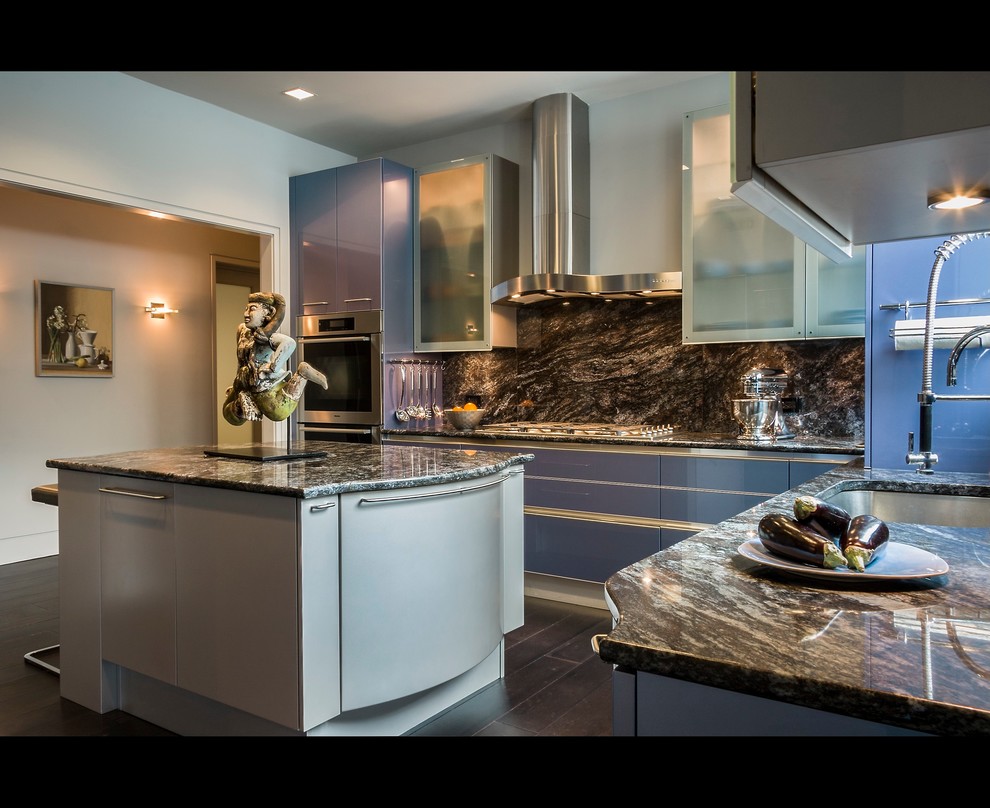 Moderne Küche mit flächenbündigen Schrankfronten, blauen Schränken, Küchenrückwand in Schwarz und Rückwand aus Stein in Chicago