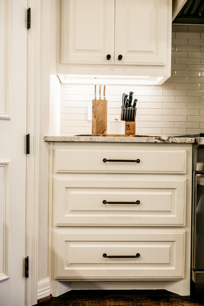 Home design - transitional home design idea in Dallas