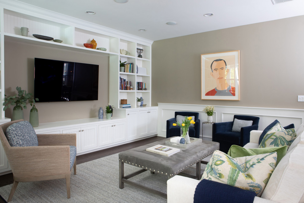 Großes Landhausstil Wohnzimmer mit beiger Wandfarbe, dunklem Holzboden, Multimediawand und braunem Boden in Los Angeles