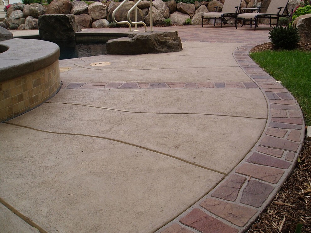 Transitional patio photo in Cedar Rapids