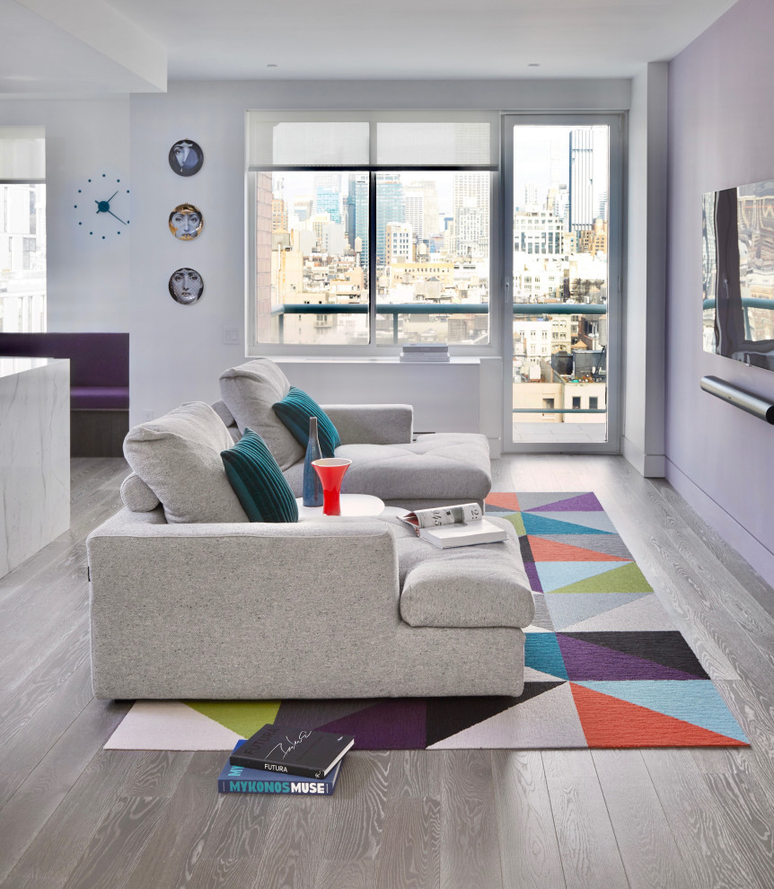 Foto di un piccolo soggiorno contemporaneo con pareti viola, pavimento in legno massello medio e tappeto