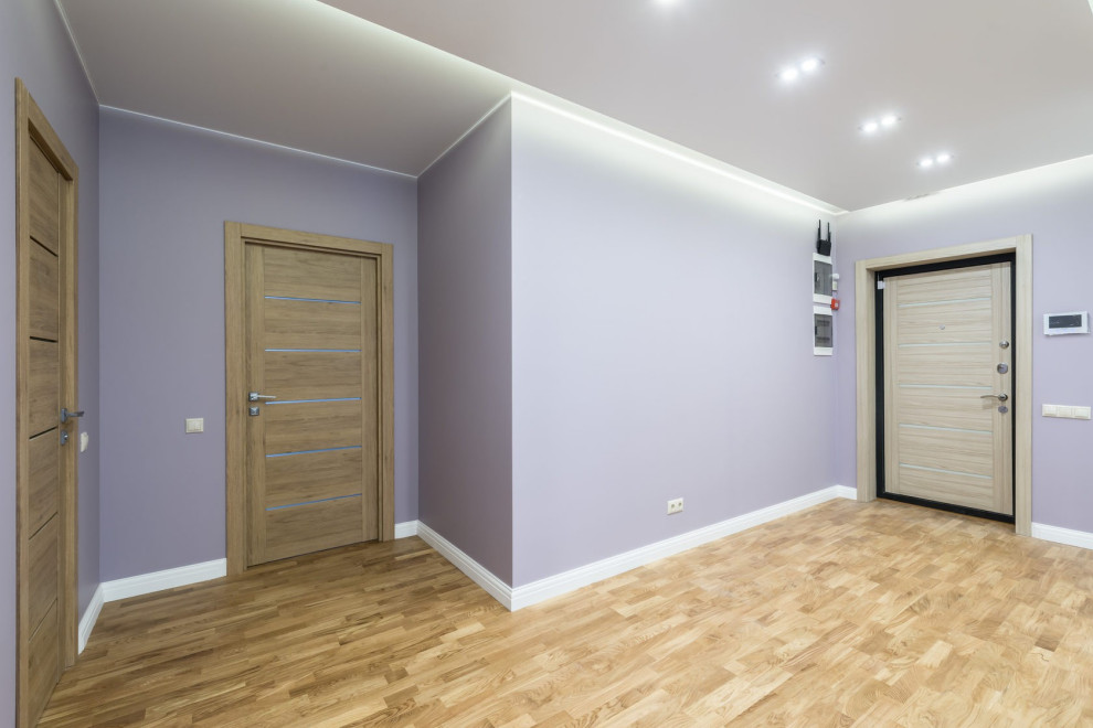 Idées déco pour un hall d'entrée contemporain de taille moyenne avec un mur violet, un sol en carrelage de céramique, une porte simple, une porte en bois clair et un sol beige.