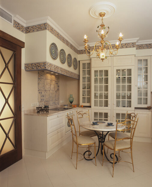 На фото: прямая кухня среднего размера в классическом стиле с обеденным столом, мраморной столешницей и бежевой столешницей с