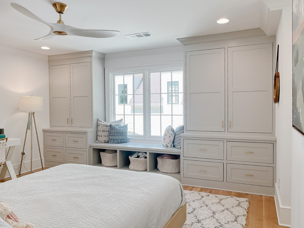 Aménagement d'une chambre de fille de 4 à 10 ans classique avec un mur blanc et parquet clair.