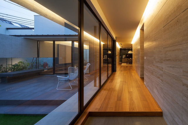 東灘の家 moderno-recibidor-y-pasillo