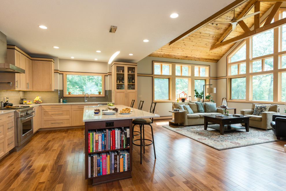 Diseño de sala de estar abierta y abovedada actual grande con paredes verdes, suelo de madera en tonos medios y suelo marrón
